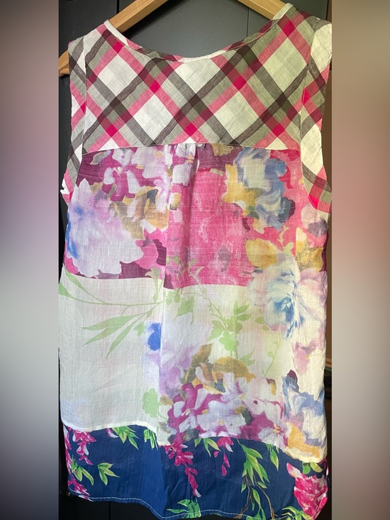 Aratta Tops - NWT ARATTA size Small Beautiful boutique sleeveless button top classy & elegant